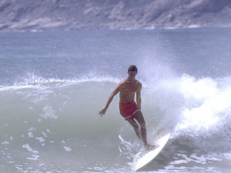 Cavalca l'onda con i film sul surf da non perdere